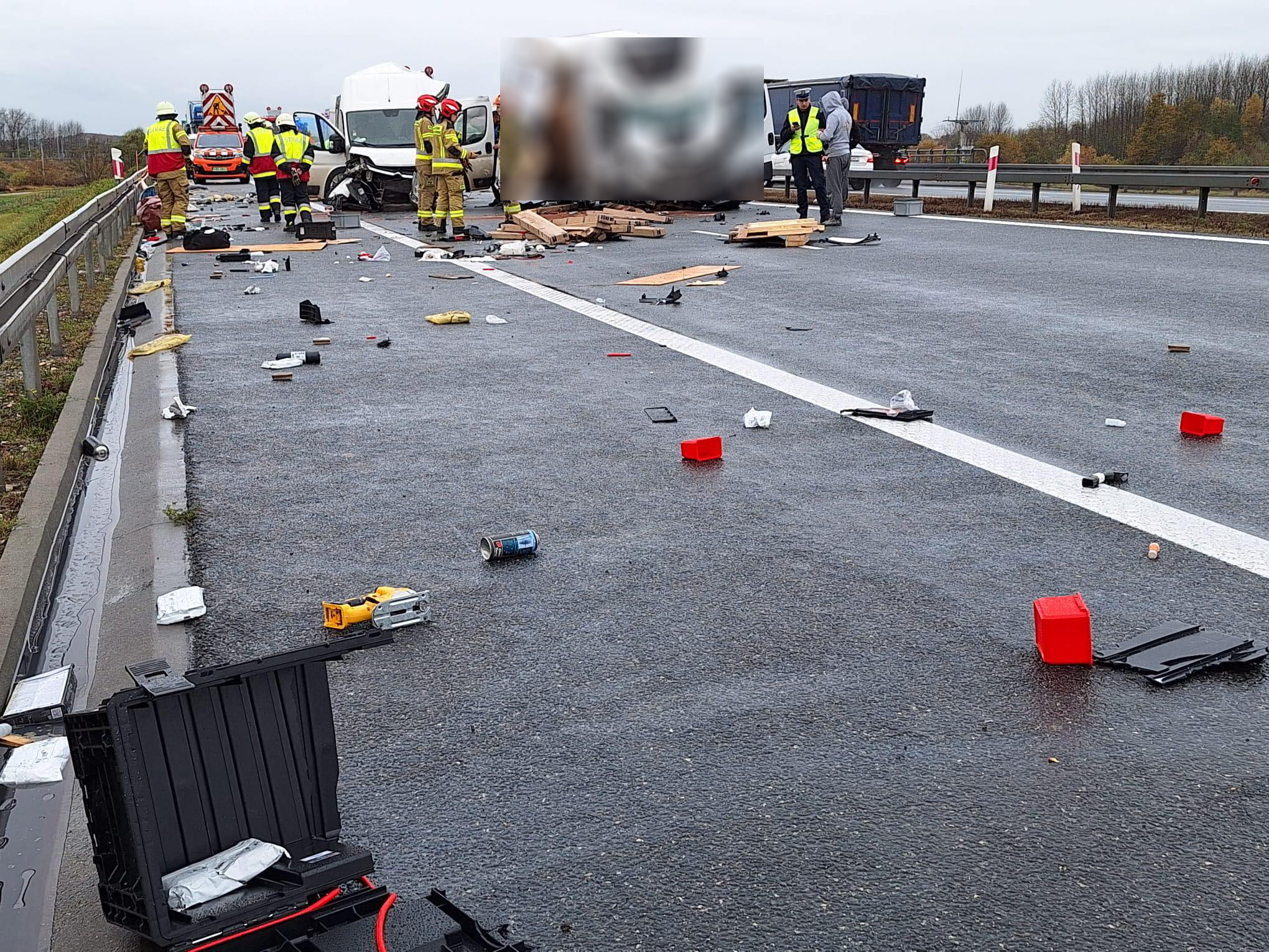 Poważny wypadek na autostradzie A4. Zderzenie dwóch samochodów dostawczych / 15 listopada 2023 r.