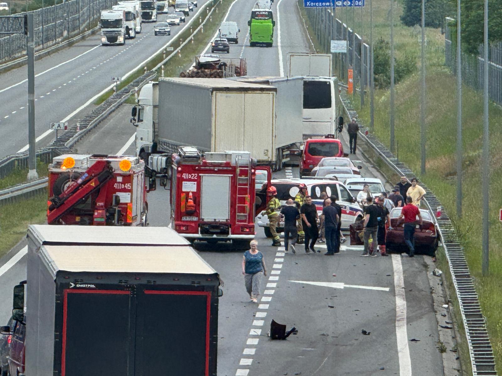 Śmiertelny wypadek na autostradzie A4 na węźle Brzesko. Zderzenie osobówki i autokaru / 20 maja 2024 r.