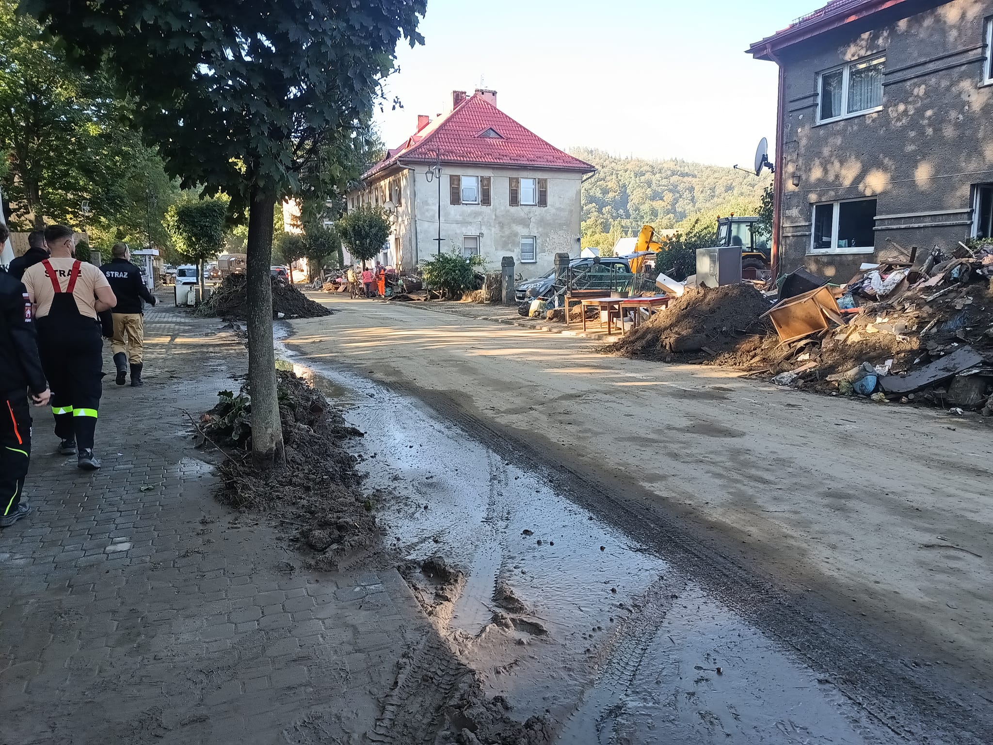 8 busów z pomocą z Gminy Dębno dotarło w okolice Głuchołazów / zdjęcia