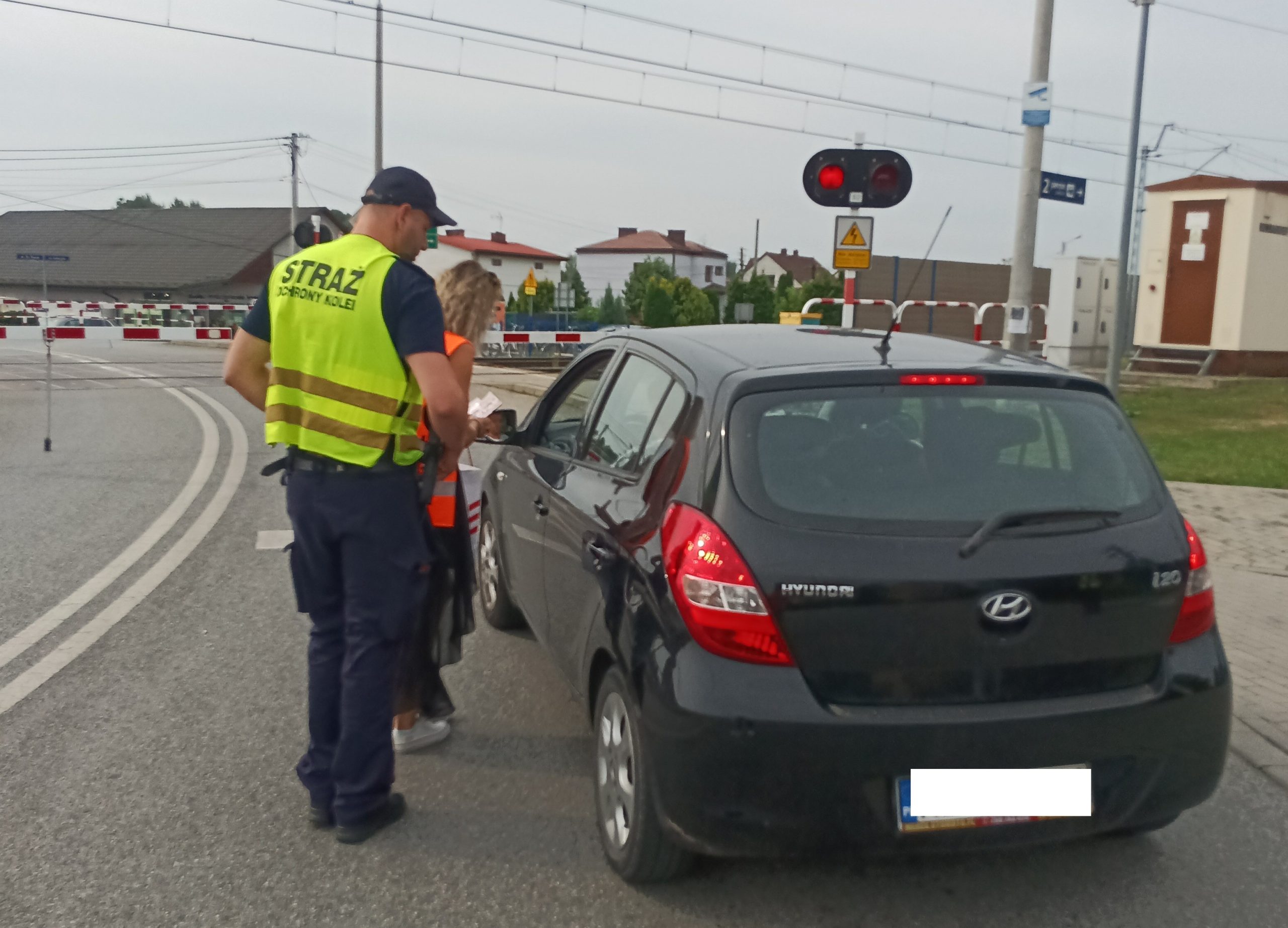 Edukowali kierowców na przejeździe kolejowym w Sterkowcu / zdjęcia