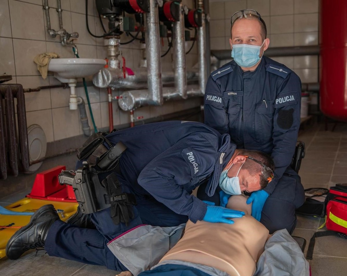 Policjanci z Brzeska wzięli udział w ćwiczeniach z zakresu udzielania pierwszej pomocy / zdjęcia