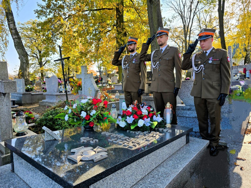 Czołgiści z Żurawicy w Szczepanowie. Złożyli kwiaty na grobie swojego patrona