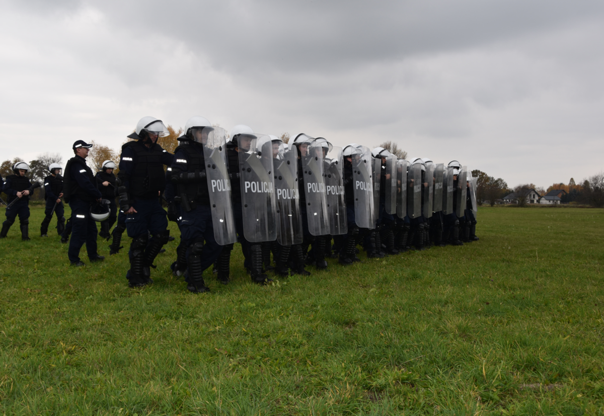 Policjanci z Brzeska i Bochni ćwiczyli prowadzenie interwencji w sytuacji zbiorowego zakłócenia porządku publicznego